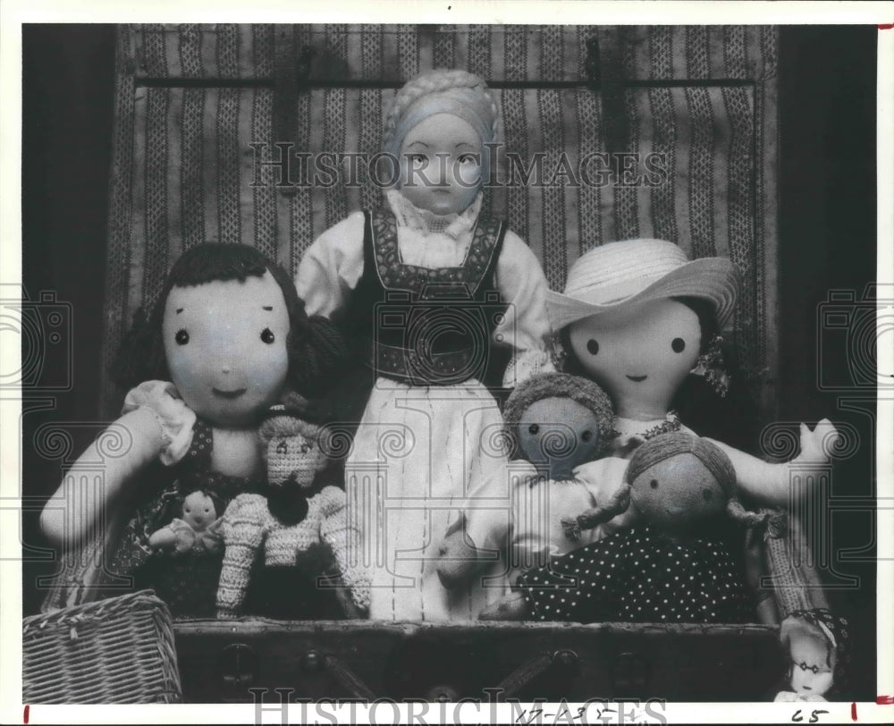 1981 Press Photo Display of various dolls - hca17468- Historic Images