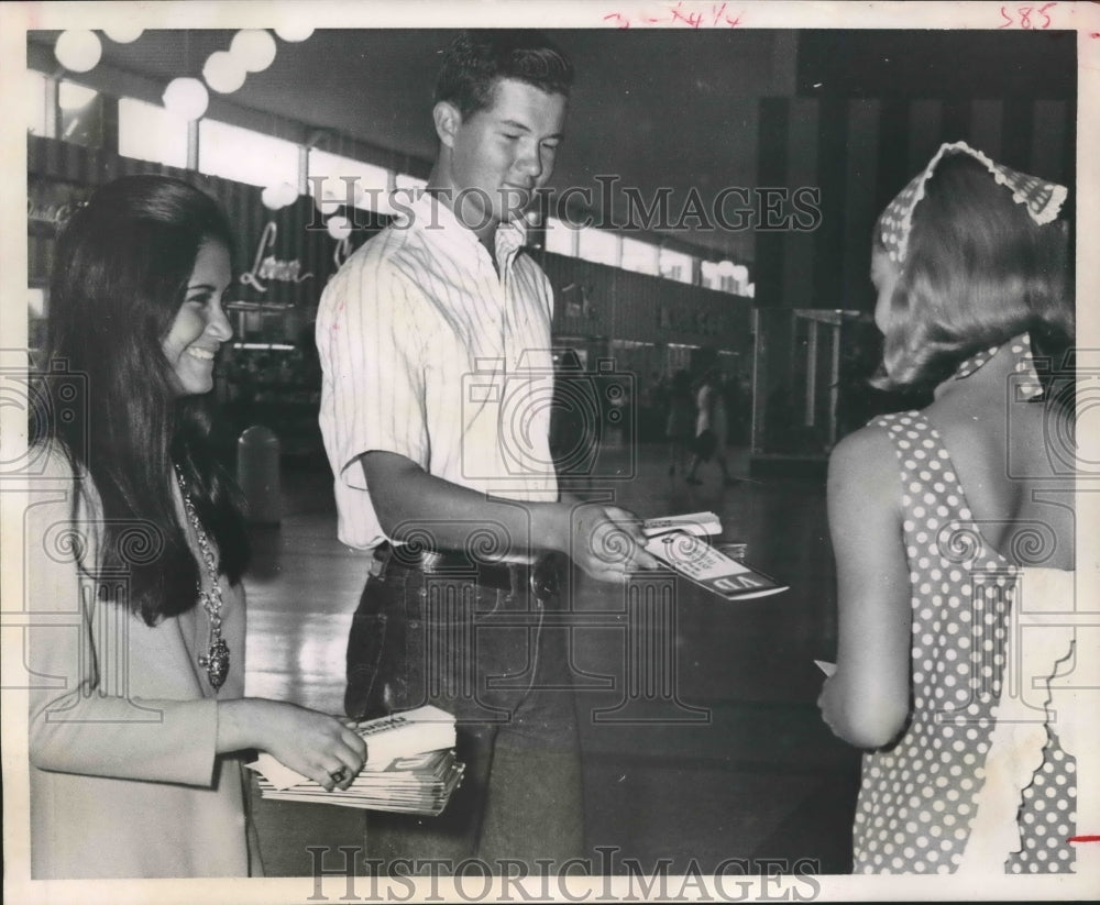 1968 Press Photo Houston Teen-Agers Pass Out Booklets On The Dangers Of Drugs.