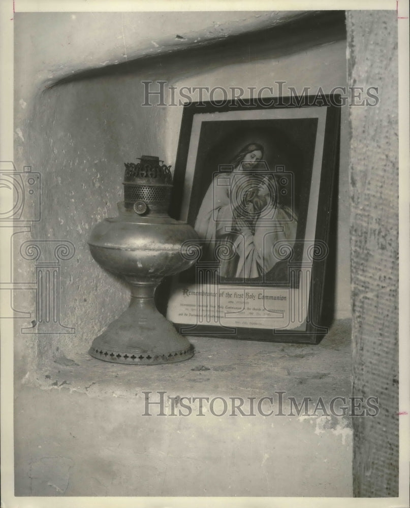 1961 Press Photo Holy Picture In The Strangest House in Dubina, Texas.- Historic Images