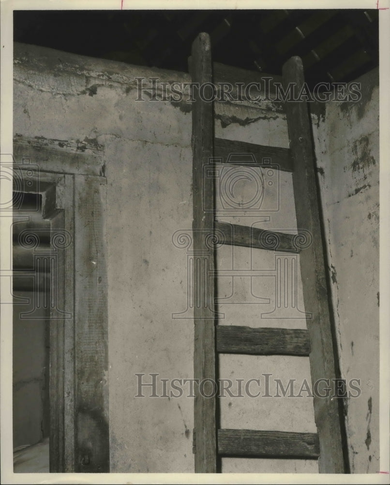 1961 Press Photo Stairway In The Strangest House in Dunina, Texas. - hca18173