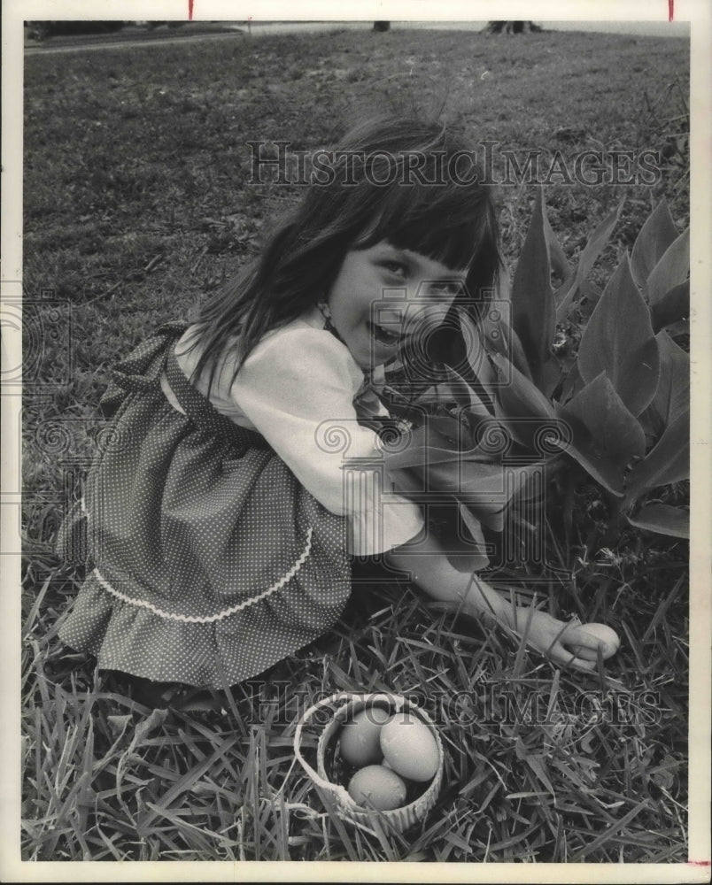 1974 Press Photo Yvonne Hensley Beams From Easter Surprise Hidden in Her Basket.
