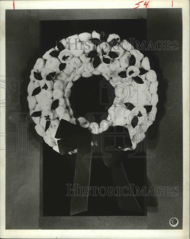 1966 Press Photo Christmas Wreath - hca18387