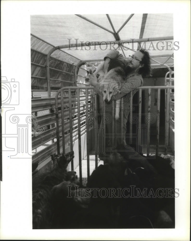 1969 Press Photo L. D Pitts and his dog, Houston - hca18577- Historic Images