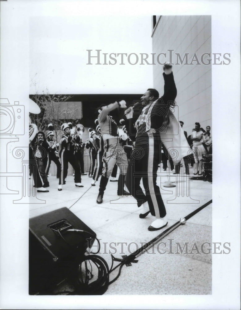 1990 Press Photo Texas Southern University John Ross Makes His Move With Band.- Historic Images