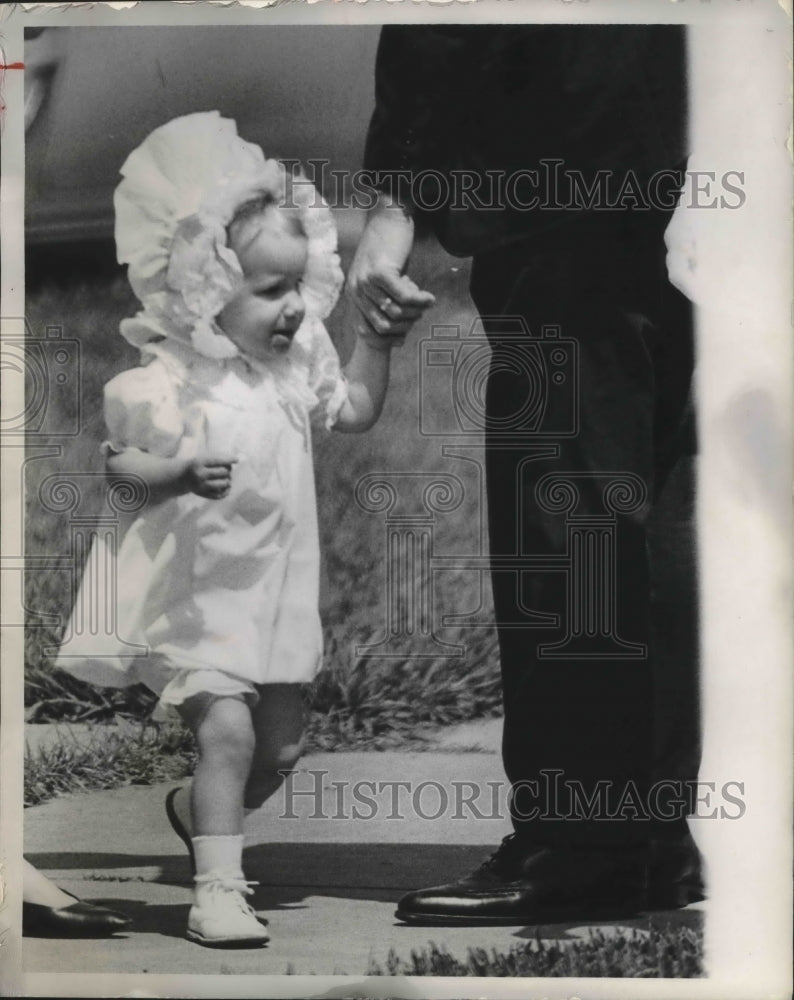 1967 Press Photo Little girl decked out in an Easter bonnet, Houston - hca18660- Historic Images