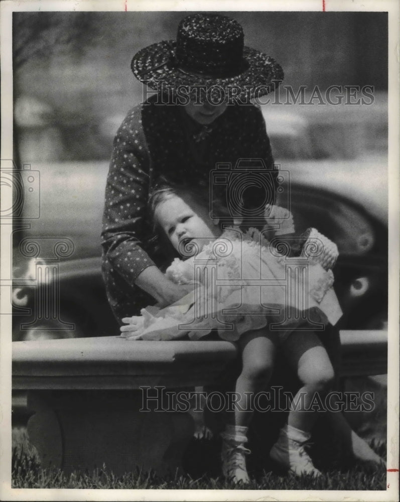 1967 Press Photo Restless girl in Easter dress, Houston - hca18663- Historic Images