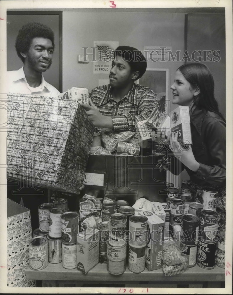 1971 Press Photo Students at Houston Sterling High School Pack Christmas Gifts.