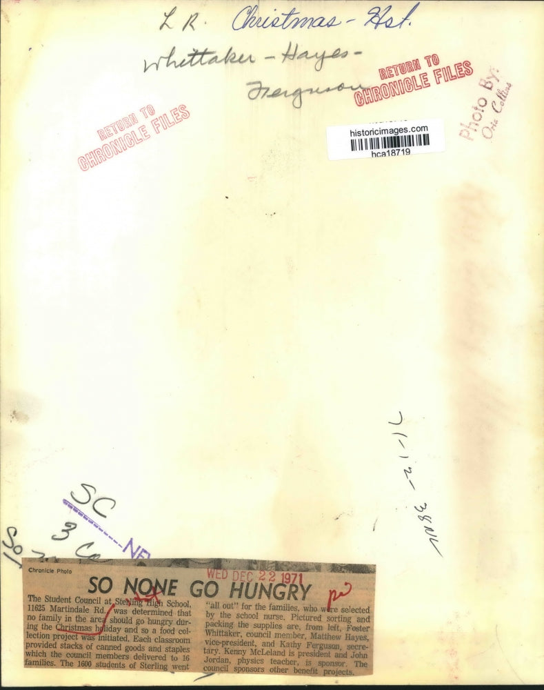 1971 Press Photo Students at Houston Sterling High School Pack Christmas Gifts.