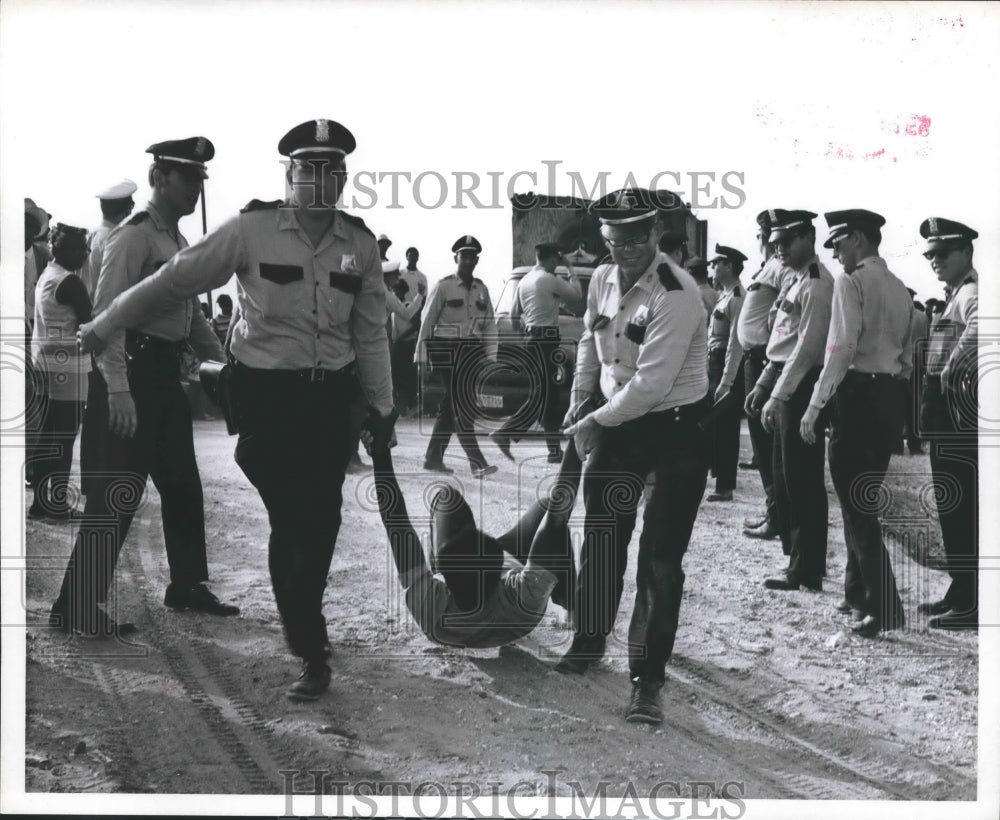 1970 Press Photo Police forcibly remove protester from Houston city dump