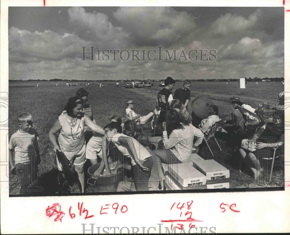 1970 Press Photo Protesters playing games at picnic at Houston city dump- Historic Images