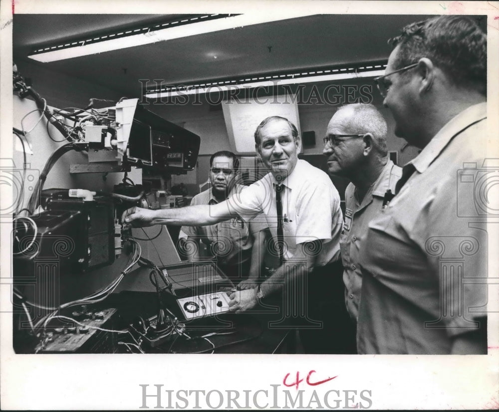 1970 Press Photo Journeyman mechanics at General Motors School, Houston