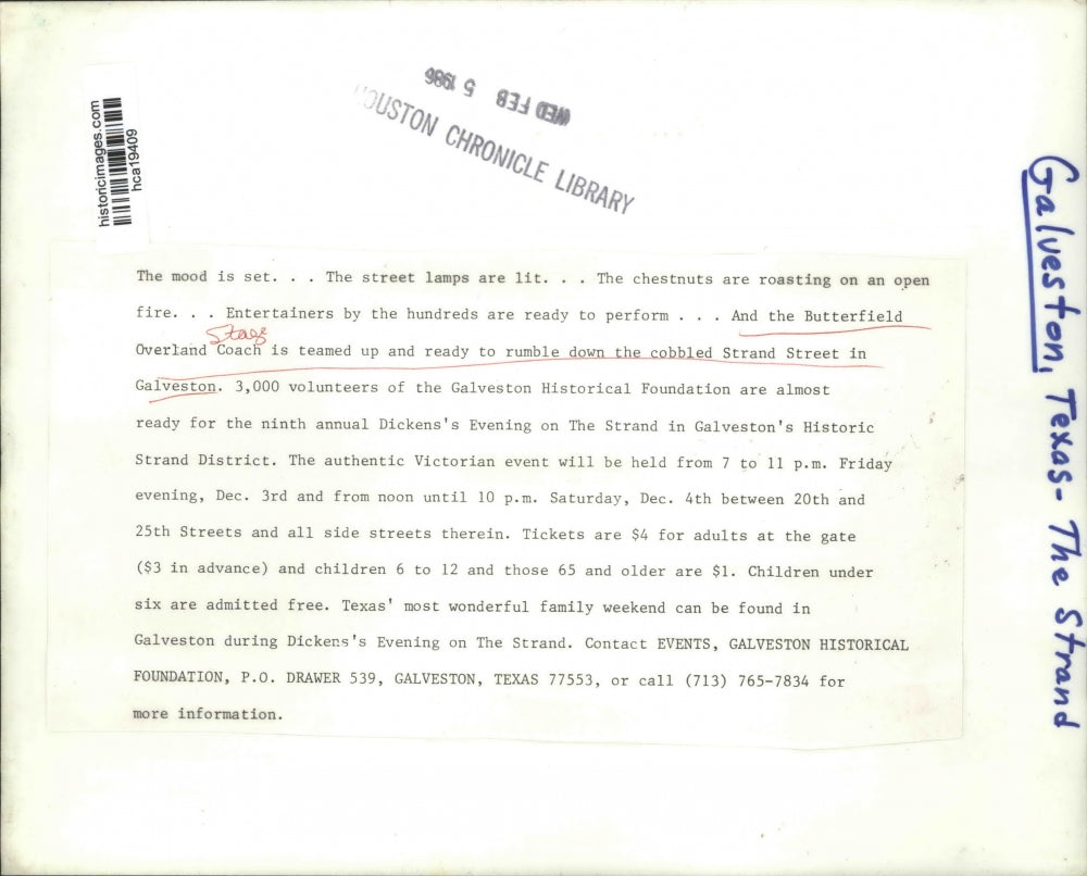 1968 Press Photo Driver prepares horse for rides on The Strand, Galveston, Texas