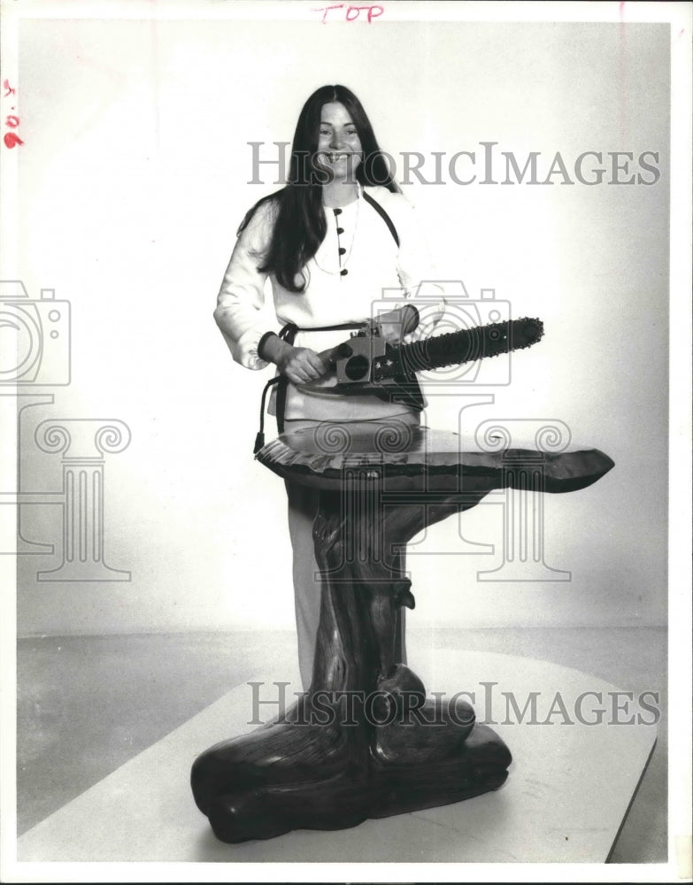 1978 Press Photo Esme Taylor Chain Saw Art & Free-Form Furniture Show.