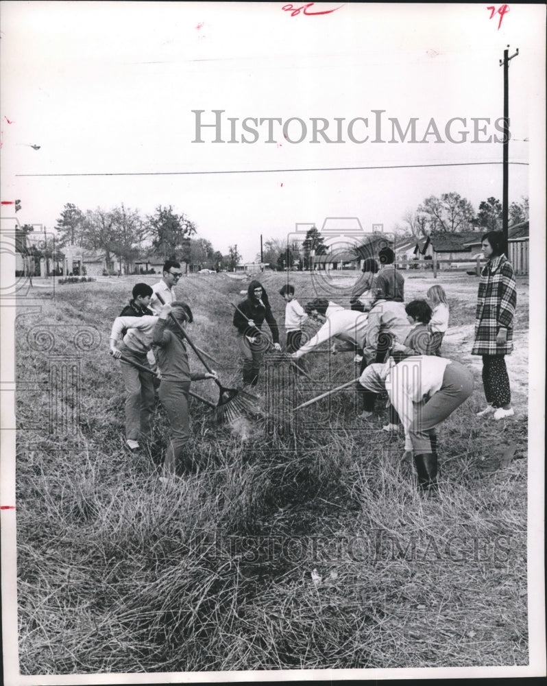 1970 Press Nob Hill Garden Club Clean Up Harris County - hca19796
