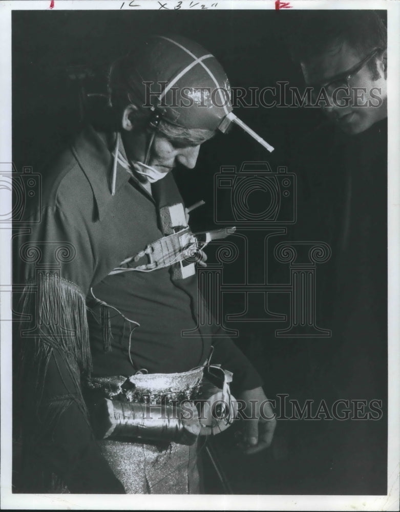 1971 Press Photo Ross Collins In Martian-Like High Diver Suit For General Motors