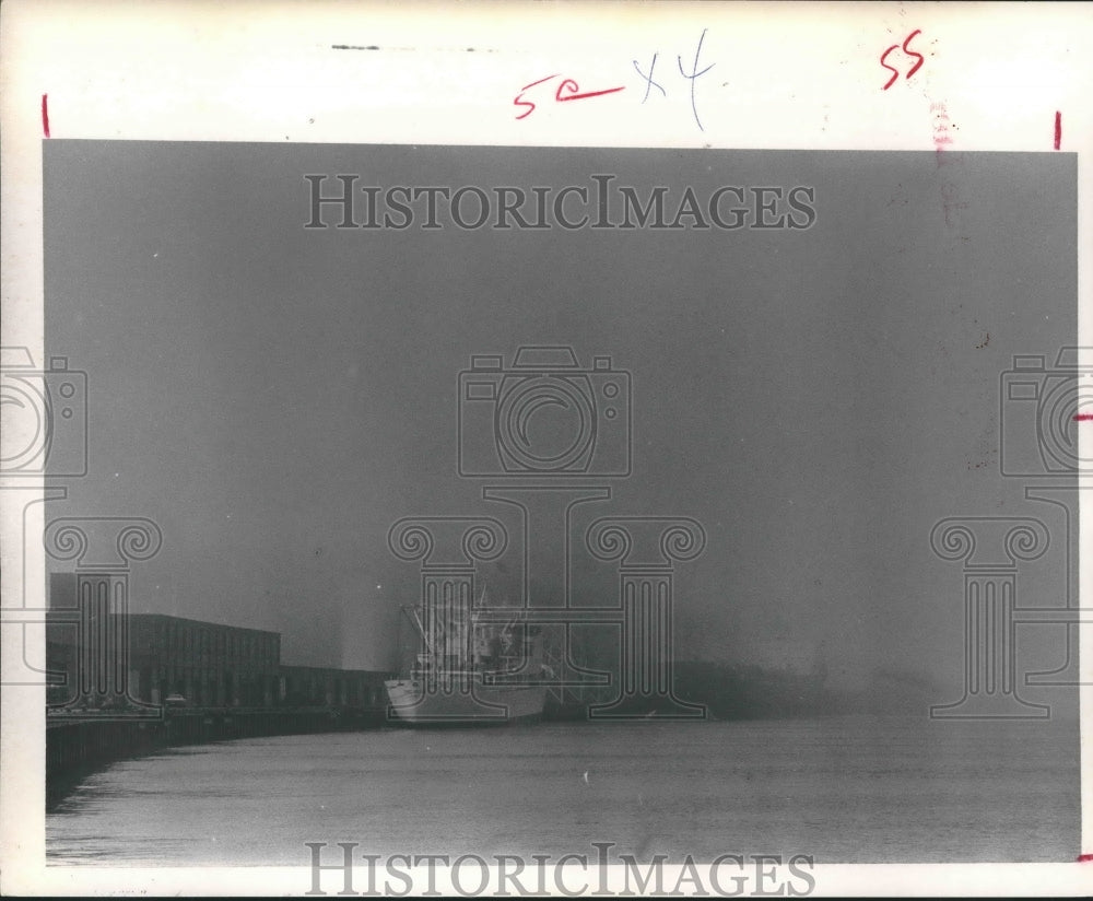 1974 Press Photo Dense Fog Along The Gulf Coast in Port of Galveston, Houston.