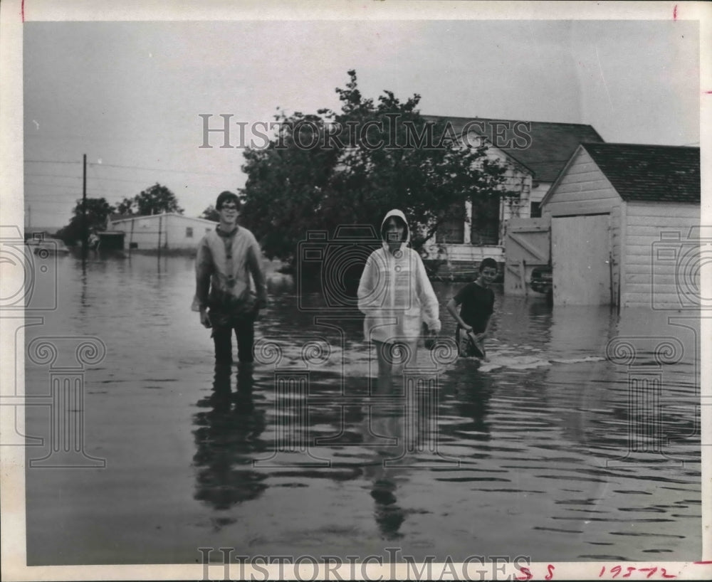 1973 Press Photo Family in Freeport, Texas Wade Through Flooded Streets.