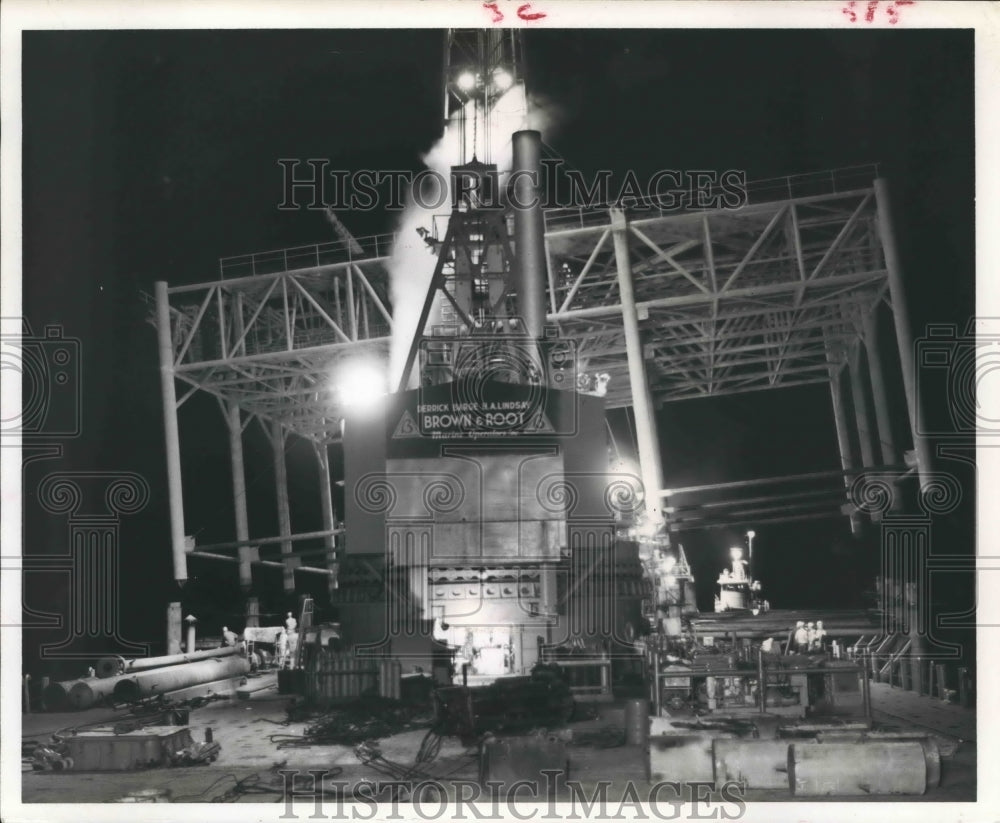 1958 Press Photo Loading Derek Barge at Freeport Sulphur Co., Texas - hca20120