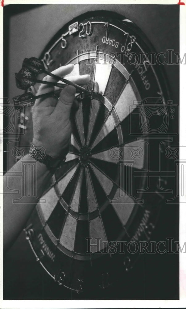 1981 Press Photo Open Dart Tournament At The Hyatt Regency-West Houston.- Historic Images