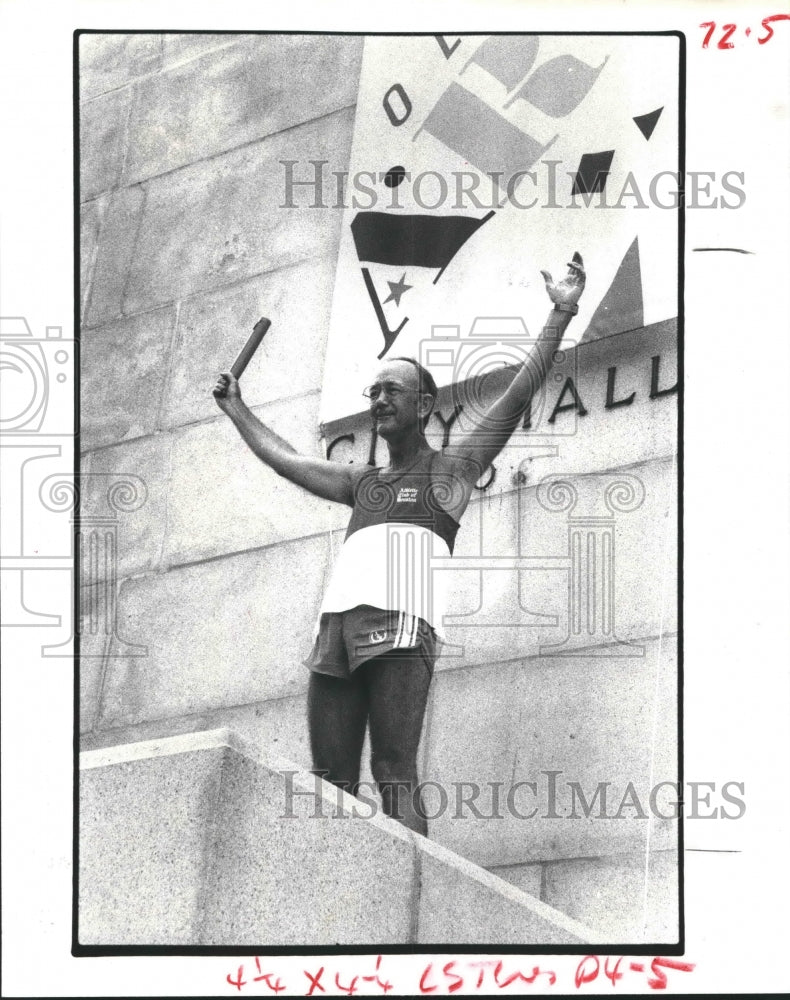 1984 Press Photo Richard P. Bogatto At Steps After Desert Rats Race in Houston.- Historic Images