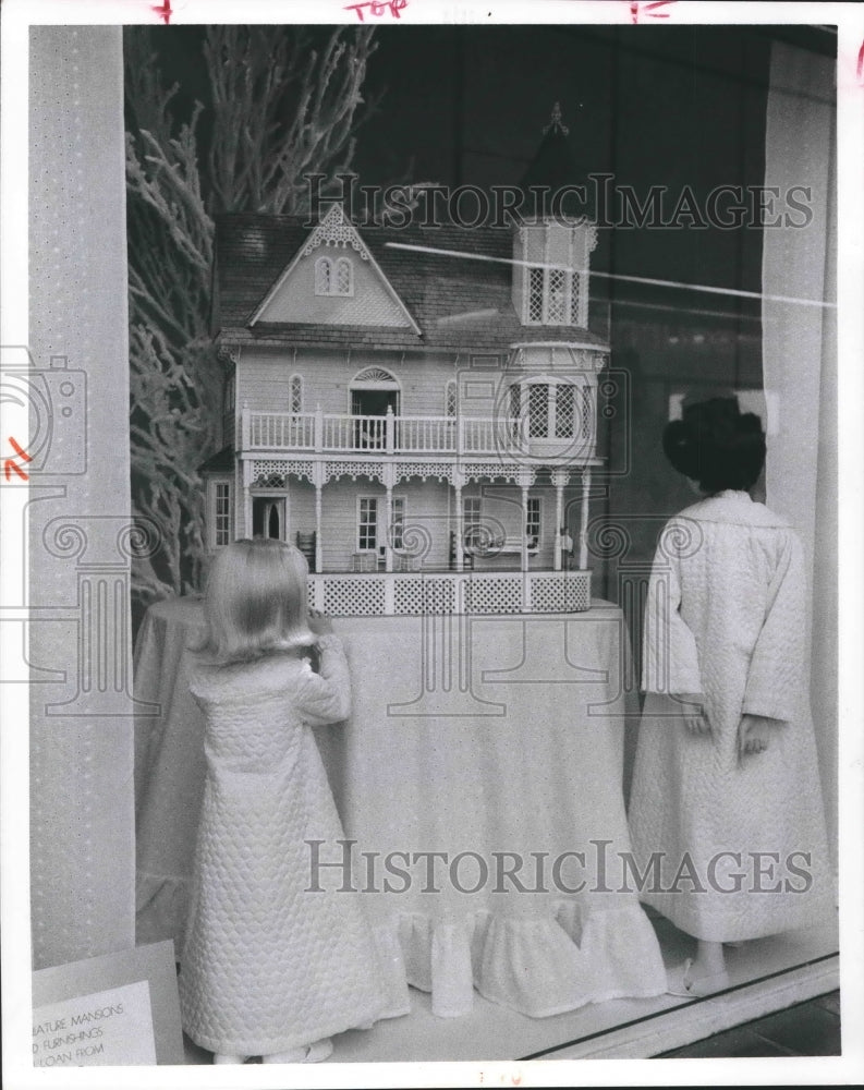 1976 Press Photo Dick and Jane Miller Of Texas Victorian Miniature Doll House.- Historic Images