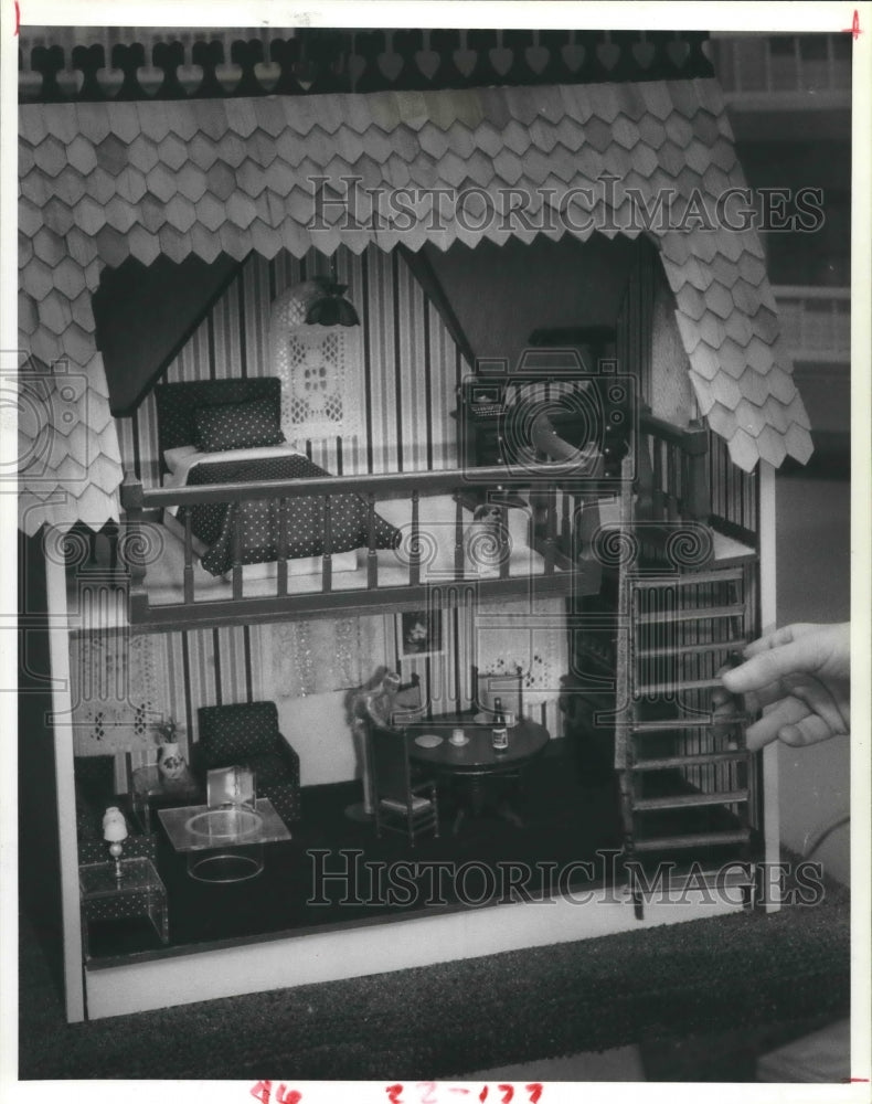 1985 Press Photo Doll House Made By Wilburn Has Large Undivided Rooms.- Historic Images