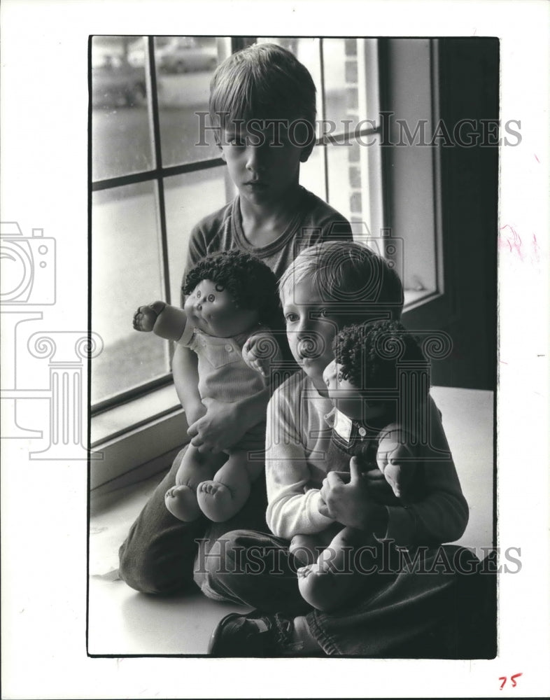 1985 Press Photo Jason &amp; Jonathan Reese Hold &quot;Ken Dustin&quot; &amp; &quot;Dennis&quot; Dolls.- Historic Images