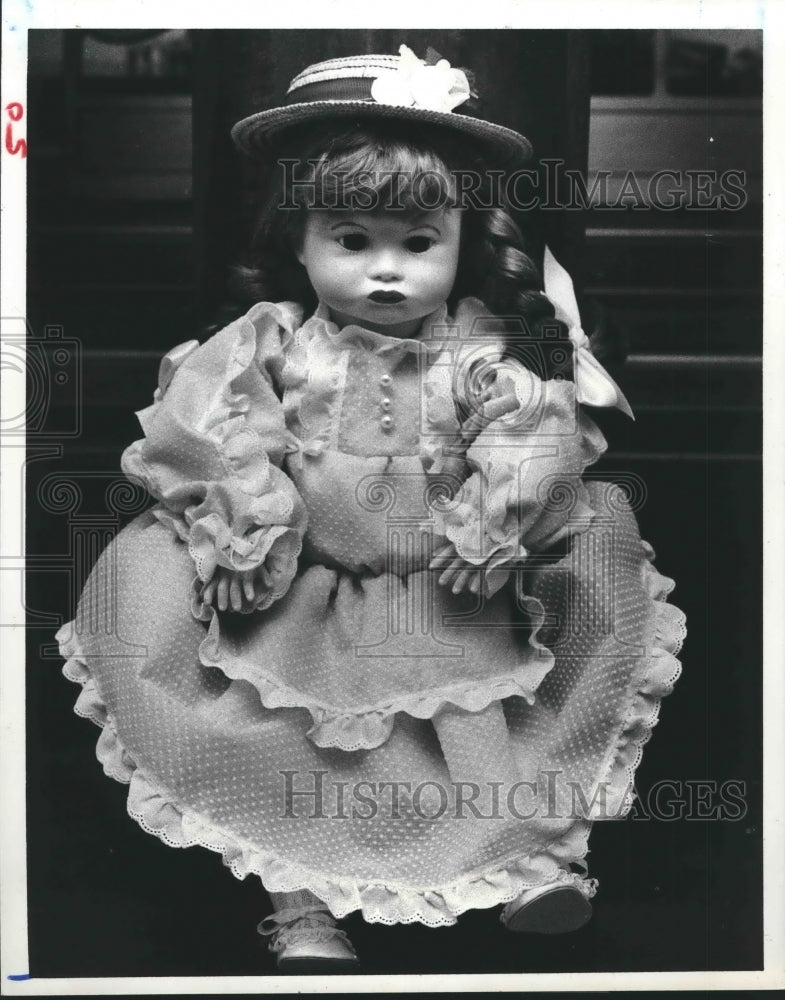 1979 Press Photo Mrs. Aronson&#39;s Elegant Straw-Bonnetted Doll Named Pouty- Historic Images