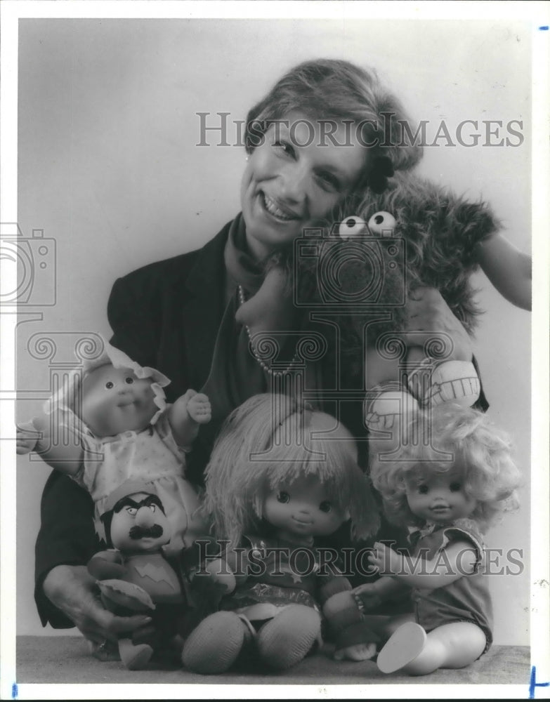 1984 Press Photo Dr. Janice T. Gibson &amp; Collection of Educational Dolls.- Historic Images