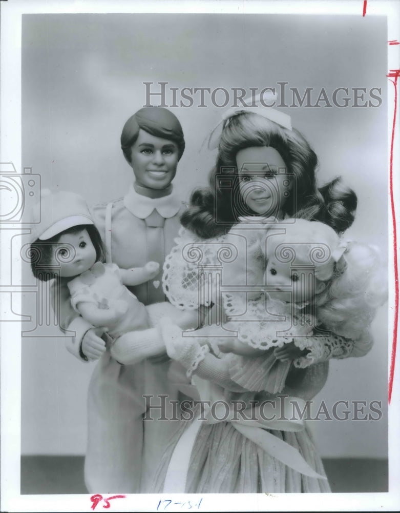 1985 Press Photo Doll Family of mother, father, and two babies - hca20246- Historic Images