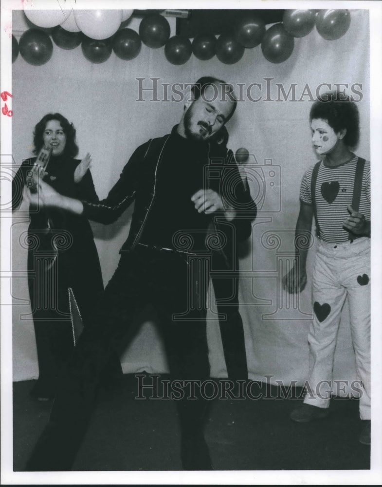 1977 Press Photo Van Gunn Sings Song To Audience That Live With Deafness Houston- Historic Images