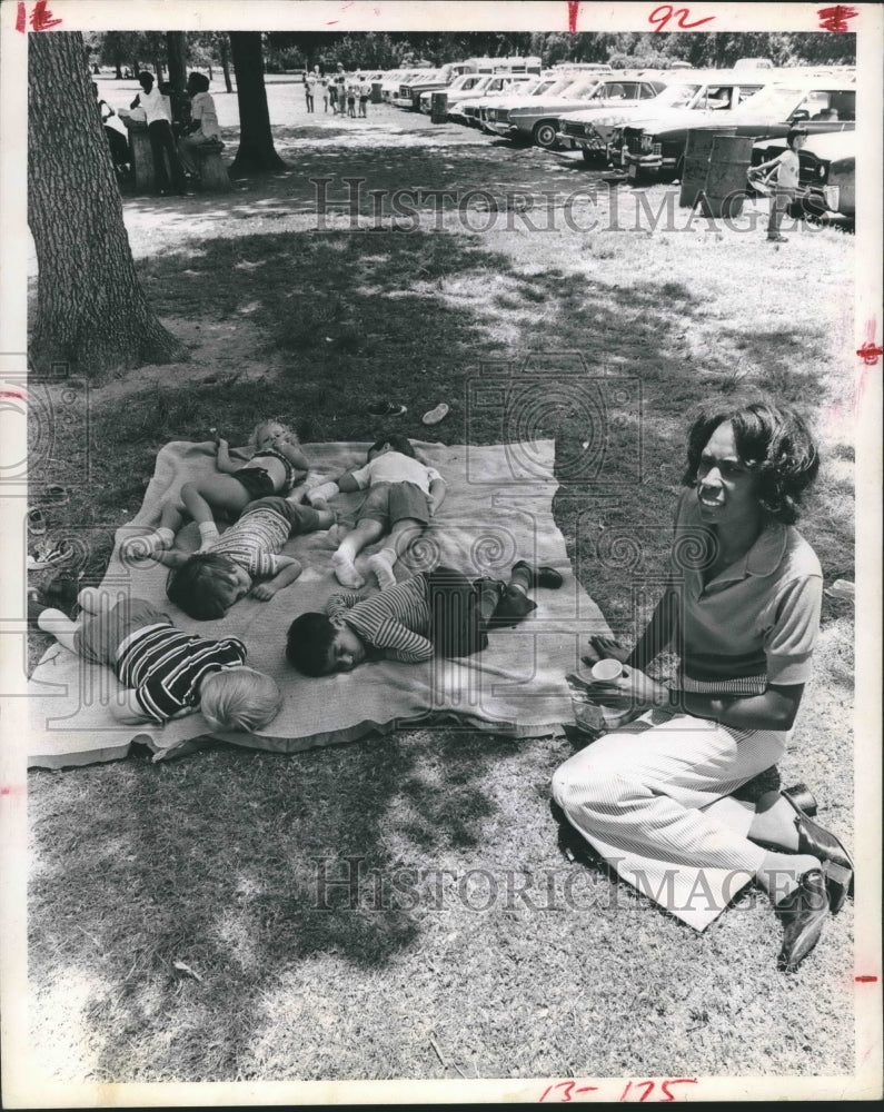 1974 Press Photo Adeline Barriere Of Day Care Center in Houston & Resting Kids.