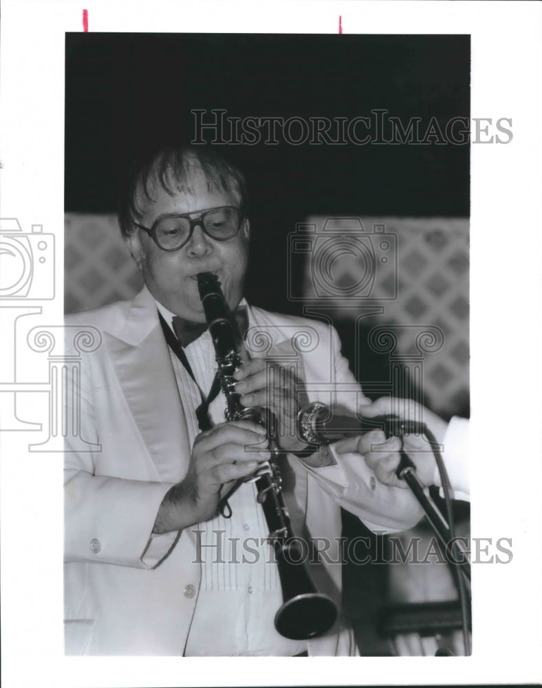 1992 Press Photo Clarinet Player Tommy Watkins Plays For Dancers. - hca20467- Historic Images