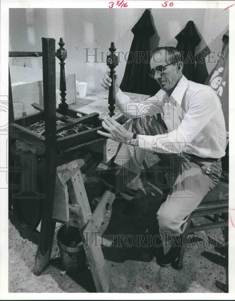 1974 Press Photo Earl Schrader Does Refinishing & Repair Work For Fat Ernie's