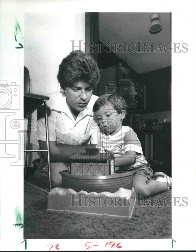 1985 Press Photo Paul Parnofiello Former Chef & Matthew Celebrate Fathers Day.