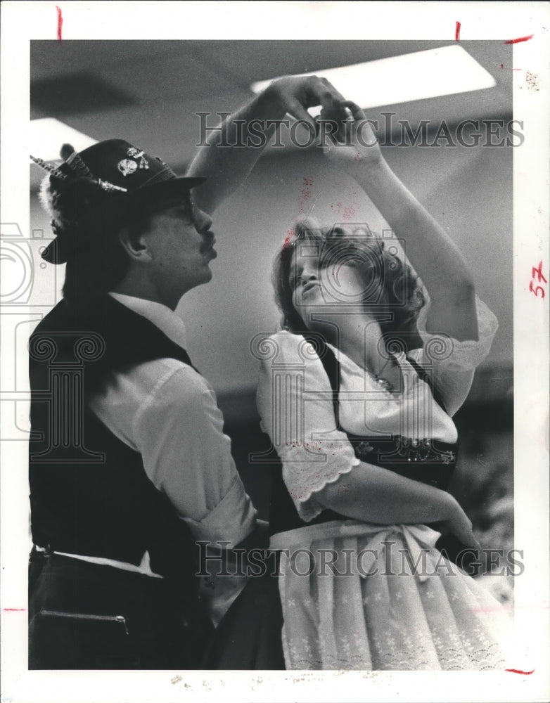 1981 Press Photo Frank and Kate Hall dance to a German jig, Houston - hca20712- Historic Images