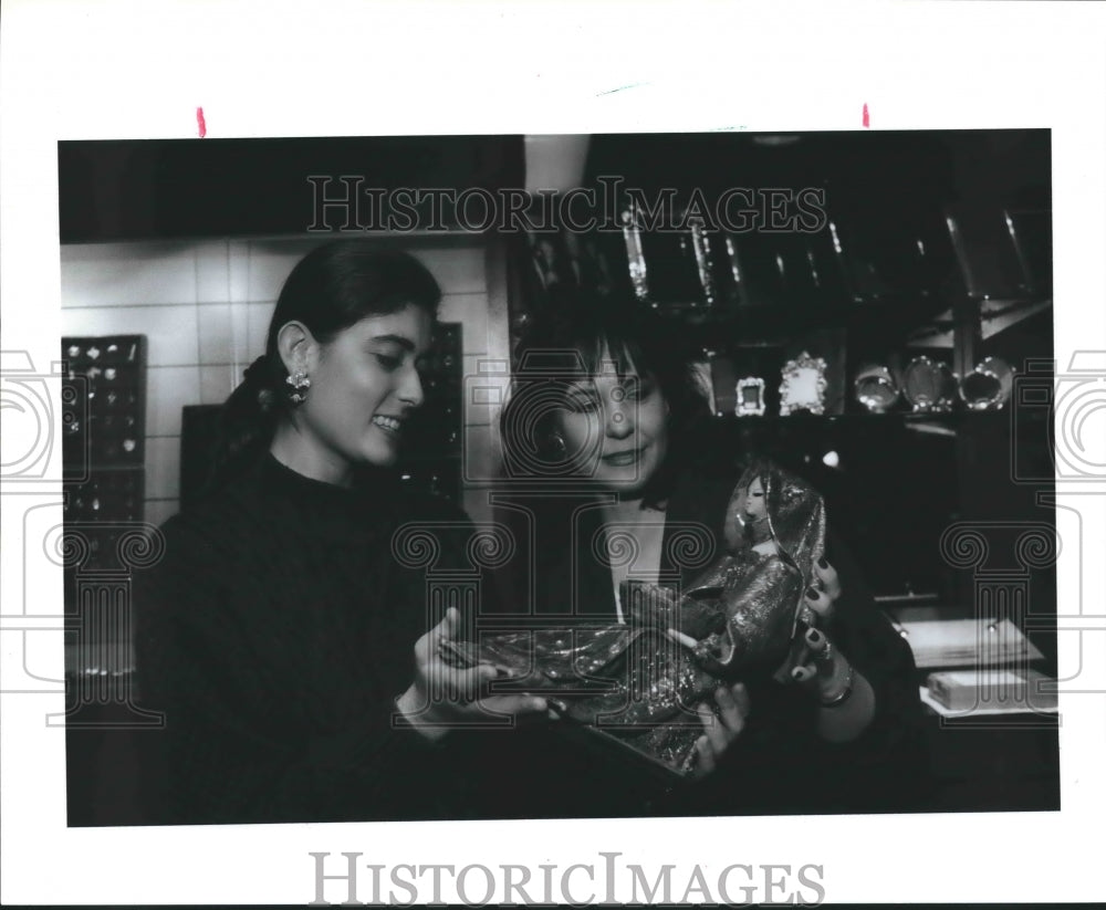 1988 Press Photo Nicoletta Pisano &amp; Cynthia Driskell &amp; Doll At Combers Jewelers.- Historic Images