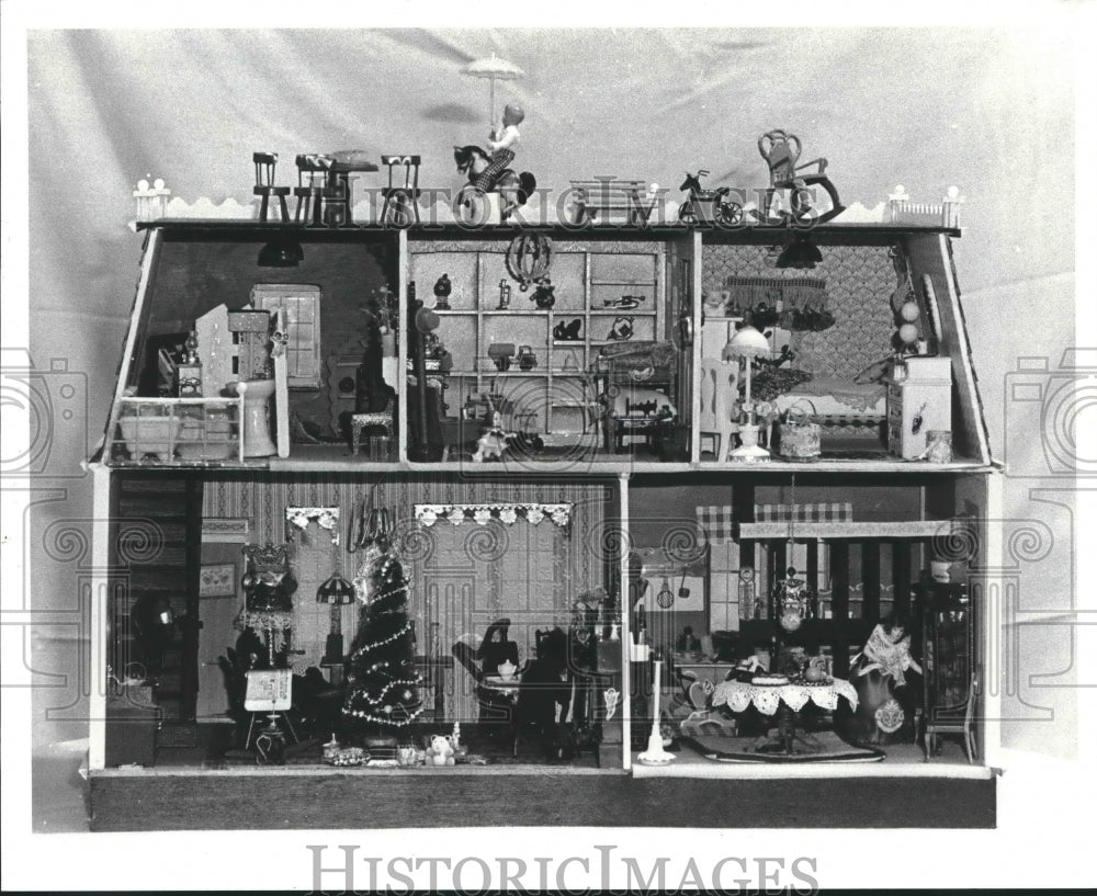 1985 Press Photo Doll House at Yester Year Shop. - hca20826- Historic Images