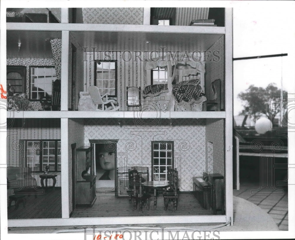 1976 Press Photo Scale rooms inside a doll house - hca20833- Historic Images