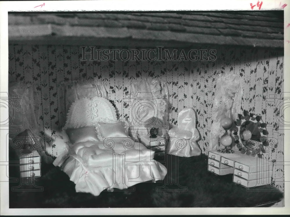 1978 Press Photo Dollhouse bedroom furnished from scraps and matchboxes- Historic Images