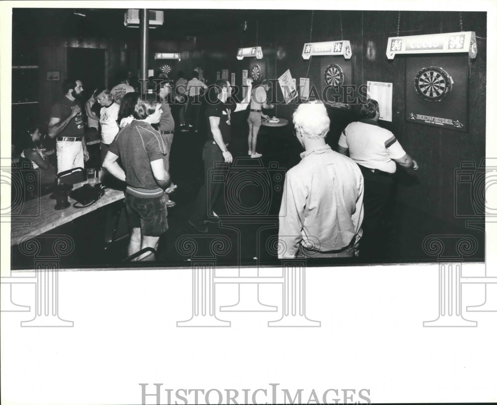 1982 Press Photo Game of Darts - hca20995- Historic Images