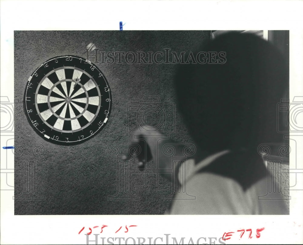 1980 Press Photo Darts Game. - hca21034- Historic Images