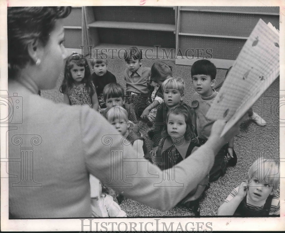 1971 Press Photo Children & Teacher Learning At Day Care Center Houston.