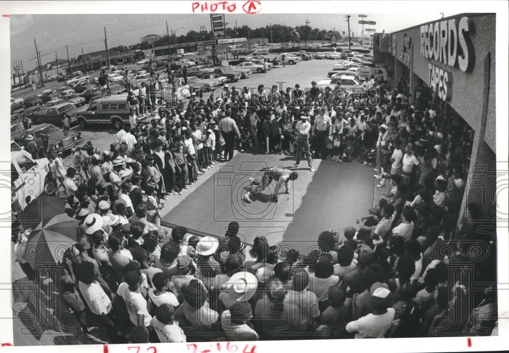 1984 Press Photo Break-Dancing Competition At Sound Wave Parking Lot.- Historic Images