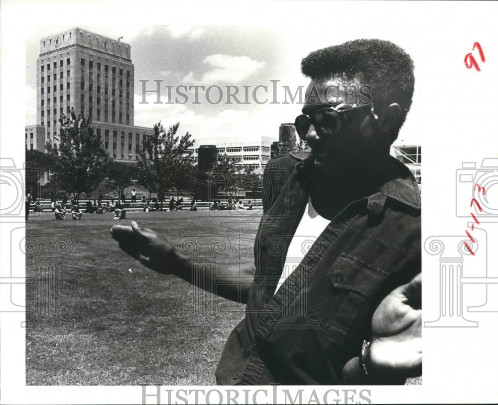 1984 Press Photo Reggie Fleming break dancing at Tranquility Park - hca21085- Historic Images