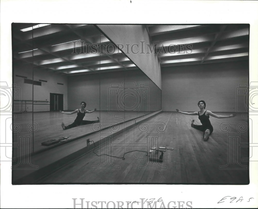 1982 Press Photo Myrna Renaud Teaches Choreograph Dance in Texas - hca21090- Historic Images