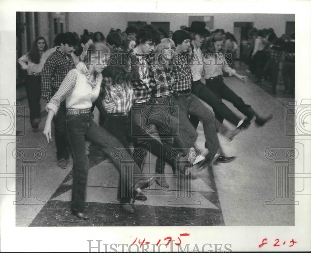 1981 Press Photo Foreign Students Line Dance The Cotton-Eyed Joe in Western Gear- Historic Images