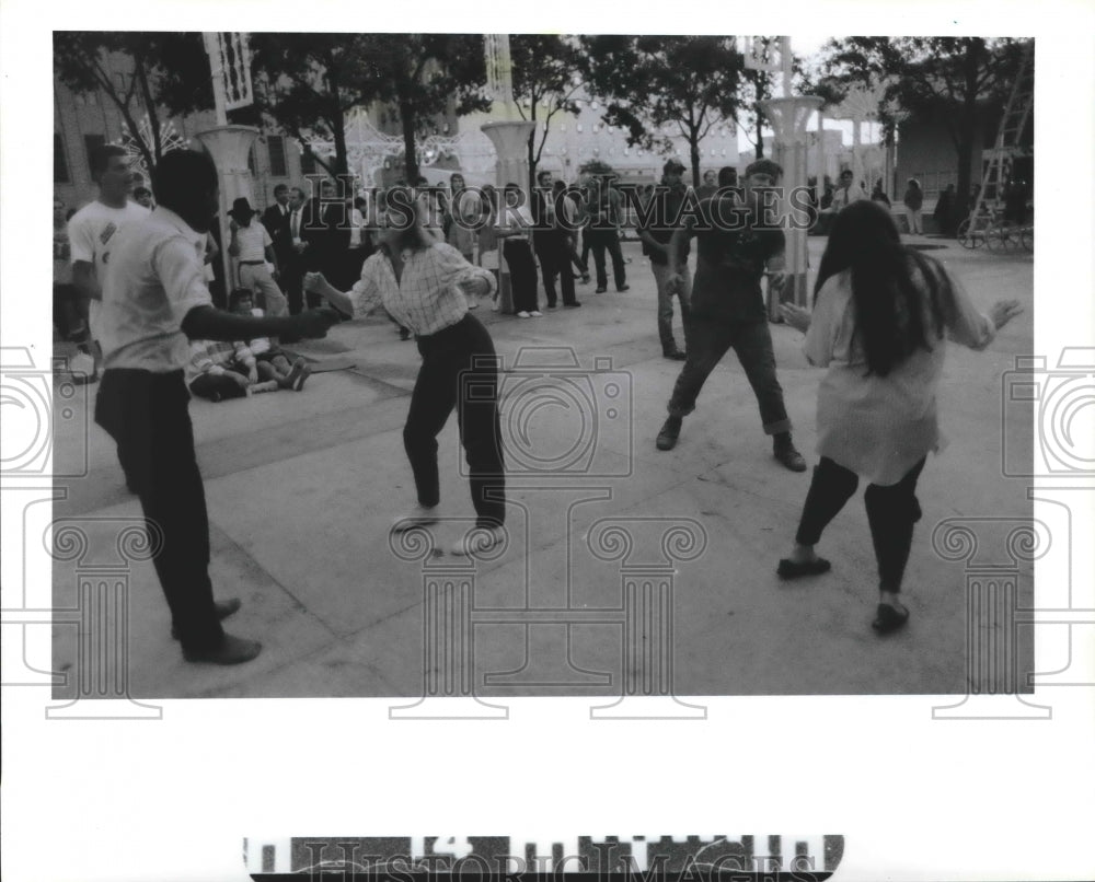 1987 Press Photo Dancing in the street - hca21152- Historic Images