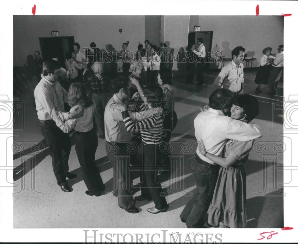 1983 Press Photo Partners &amp; Instructor Lewis Altenburg During Dancing Lessons.- Historic Images