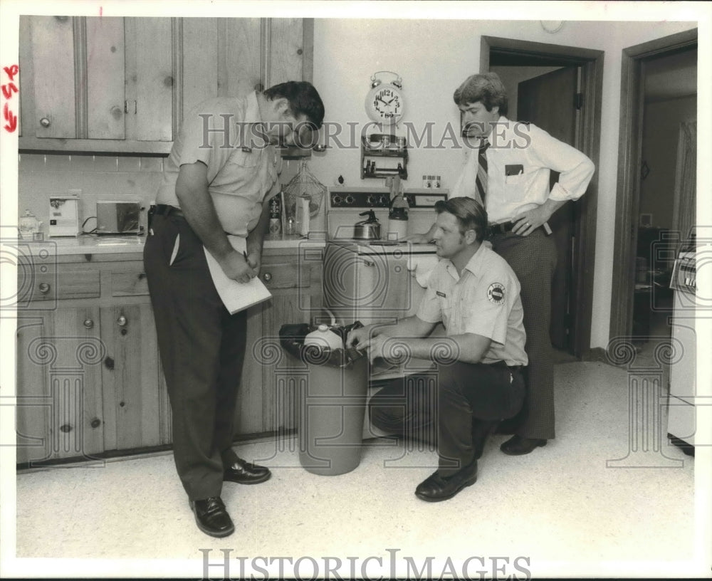 1979 Press Photo Firemen Inspect Home Of C.A. Robinson For Fire Hazards.